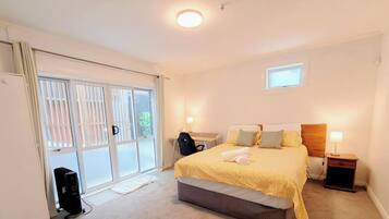 3 bedrooms, desk, free WiFi, bed sheets