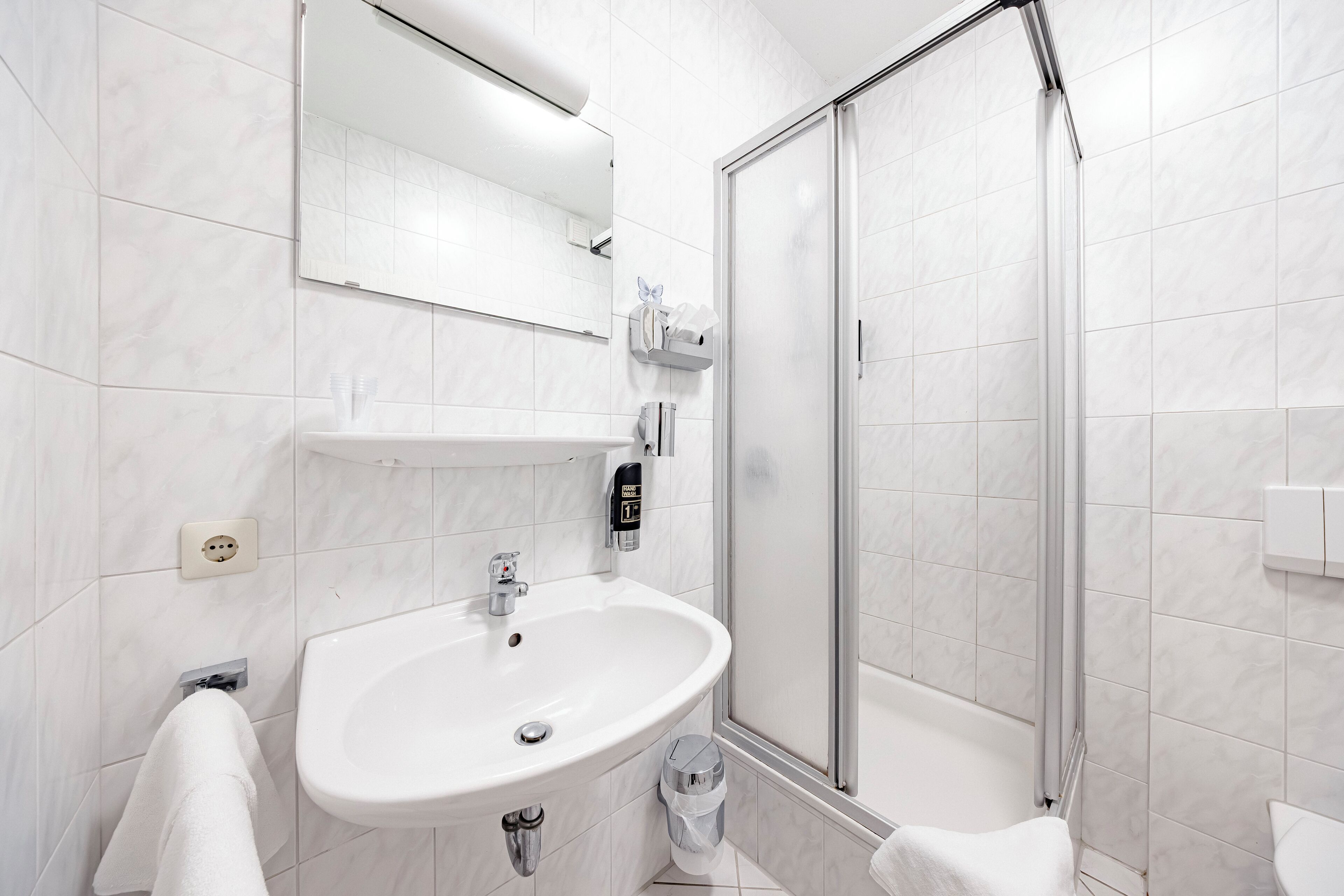 Ducha, artículos de tocador gratuitos, secador de pelo, toallas