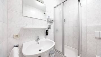 Chambre double | Salle de bain | Douche, articles de toilette (gratuits), séchoir à cheveux