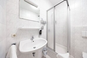 Double Room | Bathroom | Shower, free toiletries, hair dryer, towels - Hillerts Hotel (Rheda-Wiedenbrück)