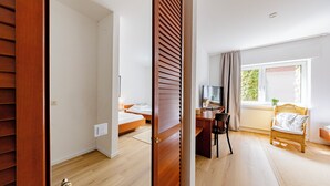 A bedroom with a bed, a desk, and a chair. - Hillerts Hotel (Rheda-Wiedenbrück)