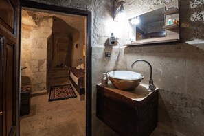 Bathroom - Romantic Cave Room with Jacuzzi, Terrace & Balloon View (NEVŞEHİR)