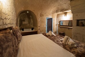 Room - Romantic Cave Room with Jacuzzi, Terrace & Balloon View (NEVŞEHİR)