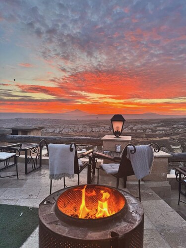 Romantic Cave Room with Jacuzzi, Terrace & Balloon View