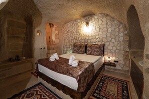 Room - Romantic Cave Room with Jacuzzi, Terrace & Balloon View (NEVŞEHİR)