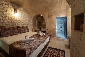 Spa - Romantic Cave Room with Jacuzzi, Terrace & Balloon View (NEVŞEHİR)