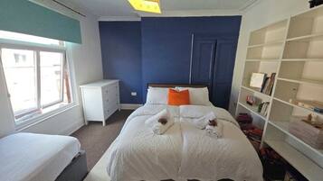 3 bedrooms, iron/ironing board, WiFi, bed sheets