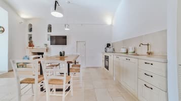 Family Apartment, Patio, Garden View | Ruang tamu | 40 inci televisyen skrin rata dengan kabel
