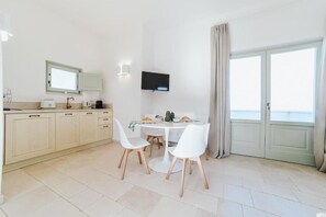 Suite Junior, patio, vue partielle sur la mer | Restauration