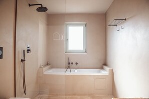 Family Apartment, Patio, Garden View | Bathroom | Separate tub and shower, hair dryer, towels, soap - DIMORA STUNE (Ostuni)