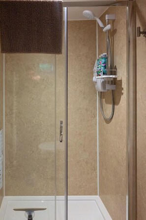 Shower, hair dryer, towels, soap - The Perk Inn, Cosy & Secluded Garden Lodge (Poole)