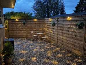 Outdoor dining - The Perk Inn, Cosy & Secluded Garden Lodge (Poole)