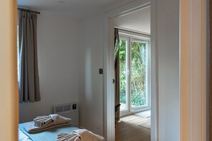 1 bedroom, free WiFi, bed sheets - The Perk Inn, Cosy & Secluded Garden Lodge (Poole)