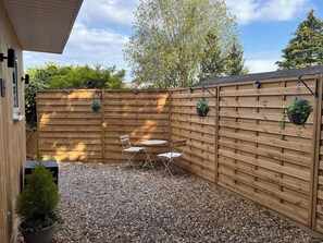 Outdoor dining - The Perk Inn, Cosy & Secluded Garden Lodge (Poole)