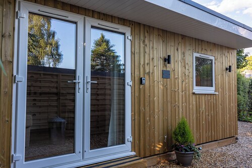 The Perk Inn, Cosy & Secluded Garden Lodge