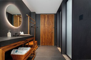 Chambre Confort Double ou avec lits jumeaux, vue colline | Salle de bain