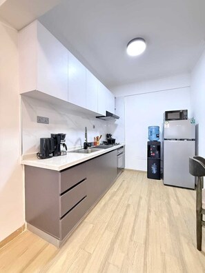 Private kitchen - Modern 1BR w/ pool, gym, dedicated workstation, restaurant and full backup power (Nairobi)