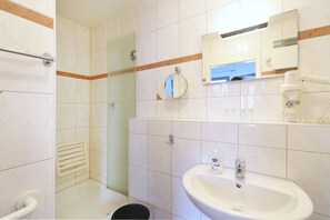 Hair dryer, towels, soap, toilet paper - Appartement Nr. 07 (Rostock)