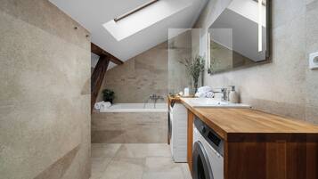 Superior Apartment, City View | Bathroom