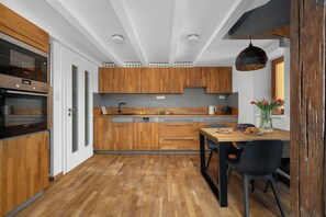 Appartement supérieur, vue sur la ville | Cuisine privée
