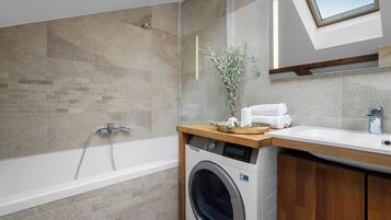 Superior Apartment, City View | Bathroom