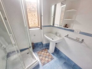 Dusche, Bidet, Handtücher, Seife
