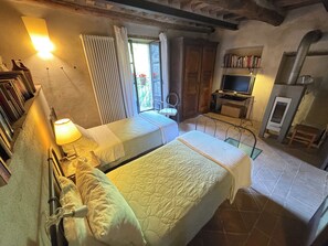 1 bedroom, iron/ironing board, WiFi, bed sheets - Valentina apartment, at il Mulino Torrigiani (Capannori)