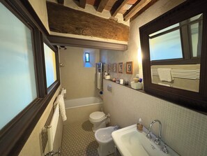 Haartrockner, Bidet, Handtücher, Seife