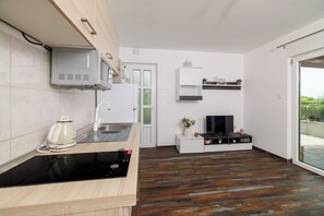 Fridge, microwave, stovetop, coffee/tea maker - Charming apartment for 2 people with a fantastic balcony (Dramalj)