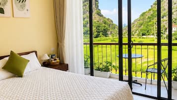Deluxe kamer, uitzicht op bergen | Een bureau, een laptopwerkplek, gratis wifi