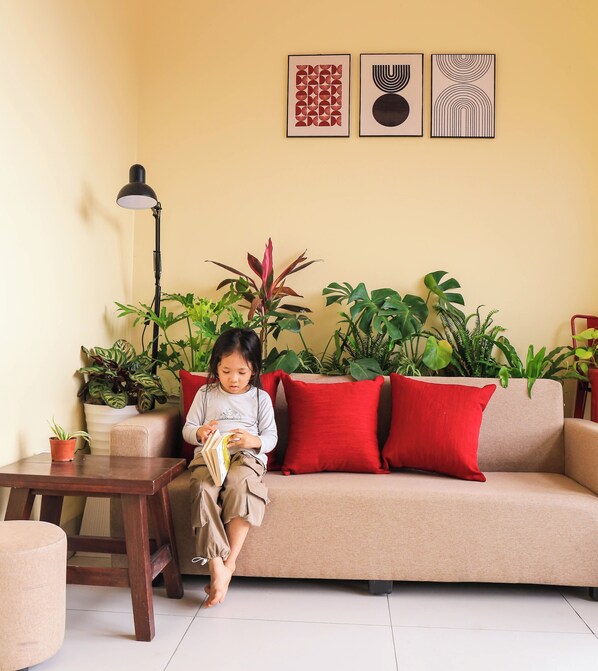 120-inch flat-screen TV with digital channels, TV - Tam Coc AppA House (Hoa Lu)