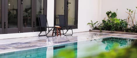2 outdoor pools