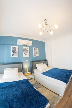 3 bedrooms, iron/ironing board, WiFi, bed sheets - Designer Suite by Aura: 3BR Luxury & Bespoke Art (Cairo)