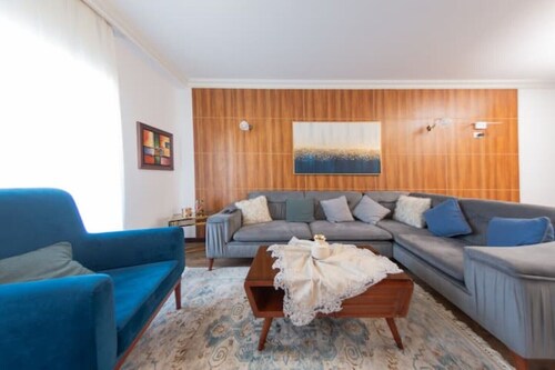 Designer Suite by Aura: 3BR Luxury & Bespoke Art
