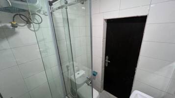 Familienapartment, Balkon, Stadtblick | Badezimmer