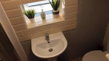 Apartment, 1 Bedroom, Smoking, Hot Tub | Bathroom