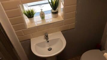 Apartment, 1 Bedroom, Smoking, Hot Tub | Bathroom