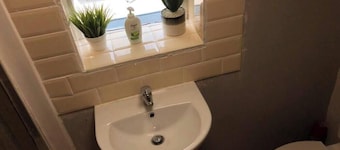Charming 1-bedroom Apartment With Jacuzzi in Johnstown
