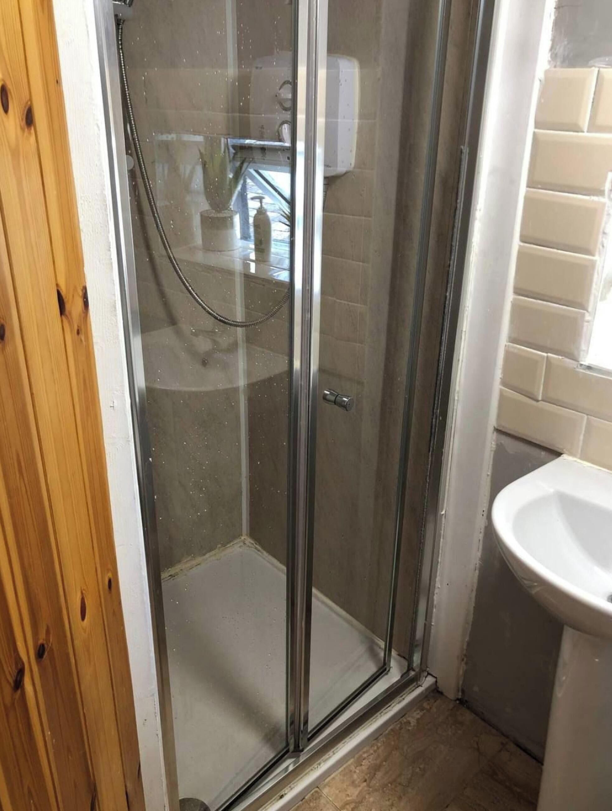 อพาร์ทเมนท์, 1 ห้องนอน, สูบบุหรี่ได้, อ่างน้ำร้อน | ห้องน้ำ