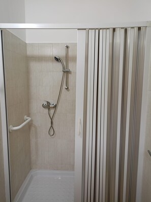 Douche, sèche-cheveux, serviettes fournies