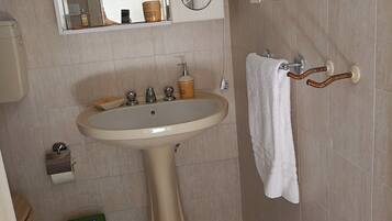 Dusche, Haartrockner, HandtĂŒcher