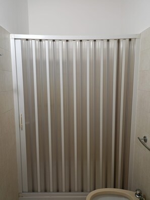 Douche, séchoir à cheveux, serviettes fournies