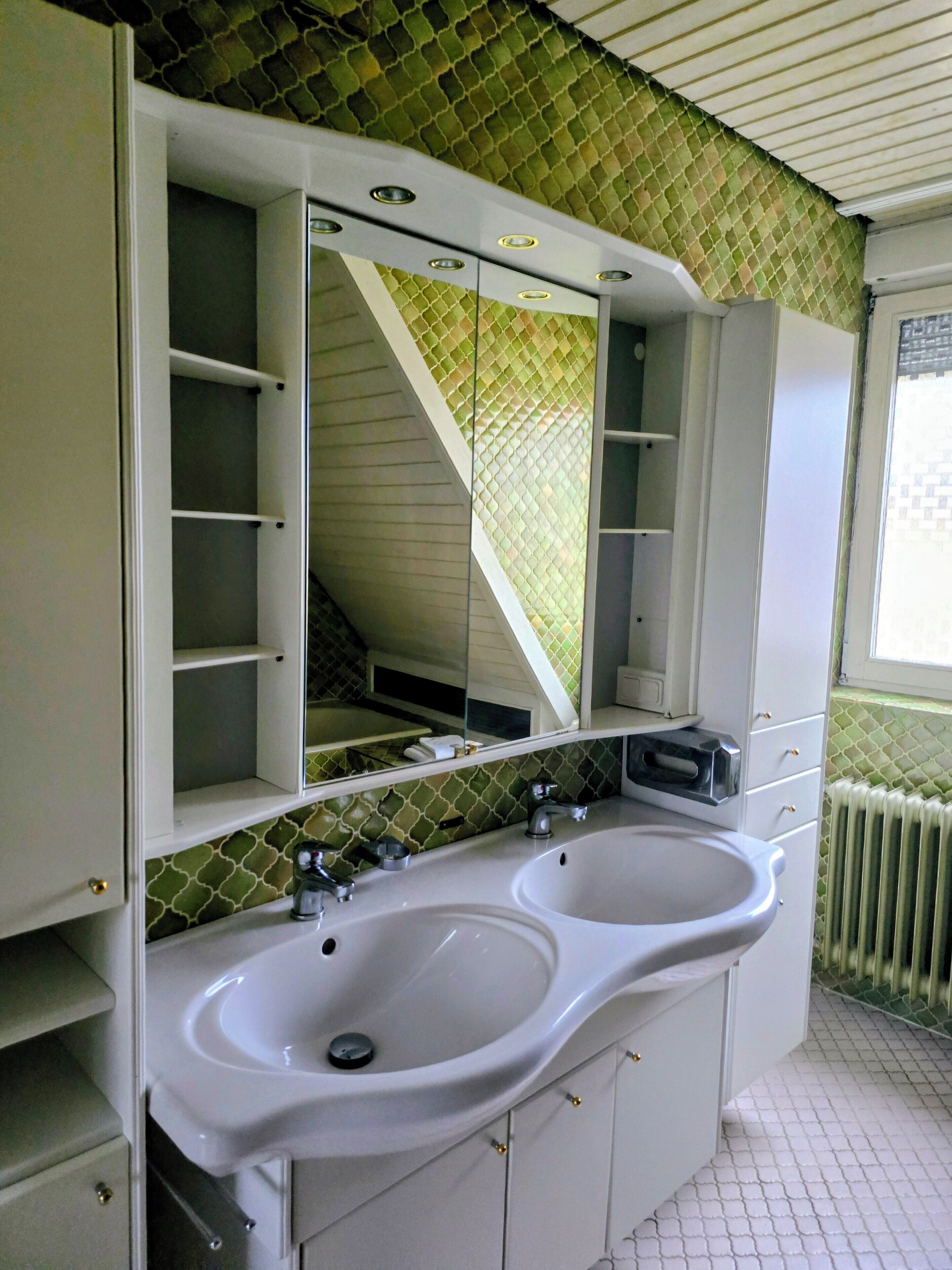 Haartrockner, Handtücher, Seife, Toilettenpapier