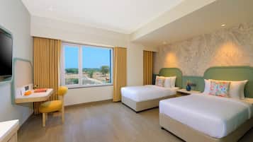 Luxury Twin Room | Peti besi dalam bilik, meja, ruang kerja komputer riba