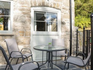 Outdoor dining - Sun Trevor Barns 3 (Llangollen)