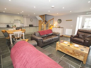 Living area - Sun Trevor Barns 2 (Llangollen)