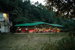 Outdoor dining - Royal Stay In The Nature's Lap (Shoghi)