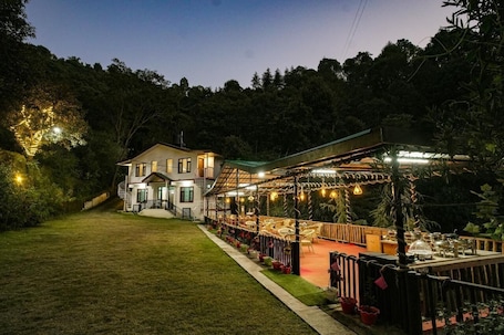 Restauration extérieure. Royal Stay In The Nature's Lap