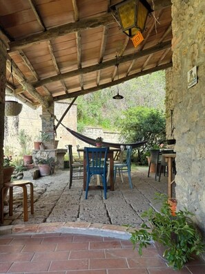 Outdoor dining - Blooming Holistic Farmhouse (Attigliano)