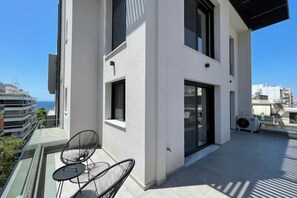 Outdoor dining - Athenean Modern Escape near Marina Flisvos-G3 (Paleo Faliro)